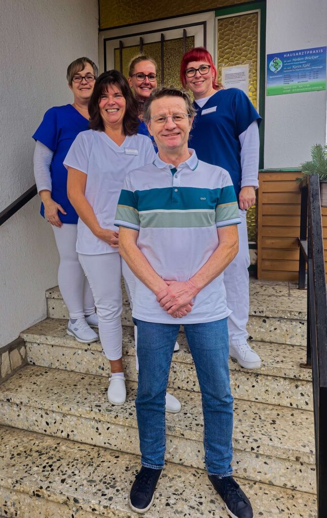 hap-sp-aerzte-team-vor-der-praxis